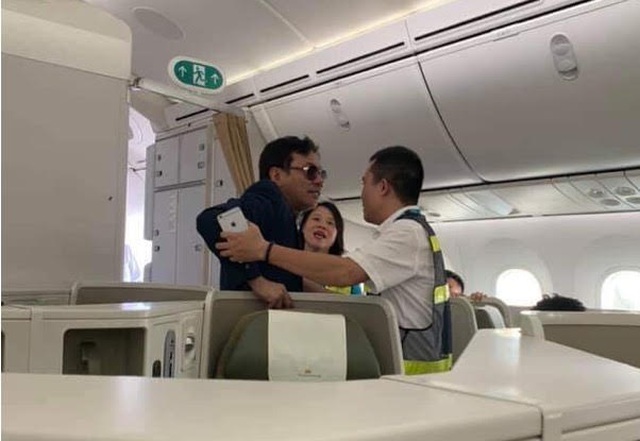 Vì sao khách thương gia sàm sỡ cô gái trên máy bay chưa bị xử lý? - 1 Vì sao khách thương gia sàm sỡ cô gái trên máy bay chưa bị xử lý? - 1