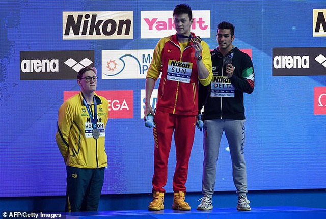 Kình ngư Sun Yang được chào đón như người hùng khi trở về quê nhà - 4 Kình ngư Sun Yang được chào đón như người hùng khi trở về quê nhà - 4