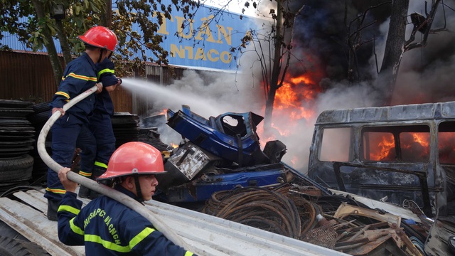 Ch&aacute;y cơ sở kinh doanh lốp &ocirc; t&ocirc;, kh&oacute;i bao tr&ugrave;m cả cụm c&ocirc;ng nghiệp - 3