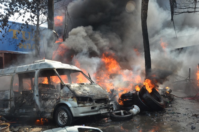 Ch&aacute;y cơ sở kinh doanh lốp &ocirc; t&ocirc;, kh&oacute;i bao tr&ugrave;m cả cụm c&ocirc;ng nghiệp - 2