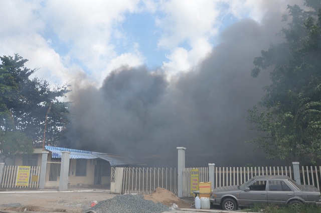 Ch&aacute;y cơ sở kinh doanh lốp &ocirc; t&ocirc;, kh&oacute;i bao tr&ugrave;m cả cụm c&ocirc;ng nghiệp - 1