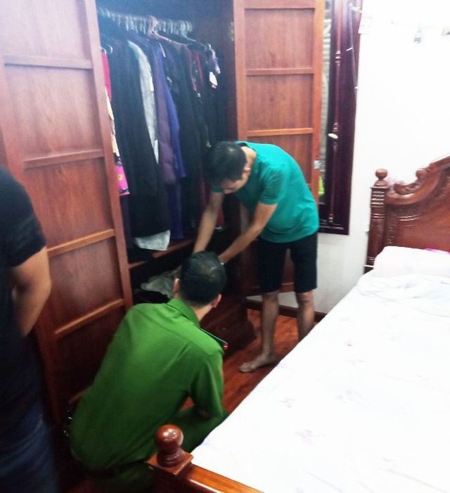 “Siêu trộm” đột nhập nhà đại gia ung dung hút xì gà rồi “cuỗm” 200 cây vàng - 5 “Siêu trộm” đột nhập nhà đại gia ung dung hút xì gà rồi “cuỗm” 200 cây vàng - 5