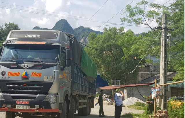 Giải cứu xe tải vướng dây điện, tài xế bị điện giật trọng thương - 1 Giải cứu xe tải vướng dây điện, tài xế bị điện giật trọng thương - 1