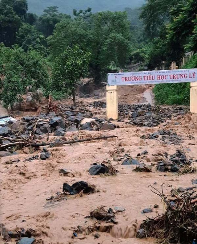 Thanh Hóa: 5 người chết, 10 người mất tích, thiệt hại gần 300 tỷ đồng vì mưa lũ - 3 Thanh Hóa: 5 người chết, 10 người mất tích, thiệt hại gần 300 tỷ đồng vì mưa lũ - 3