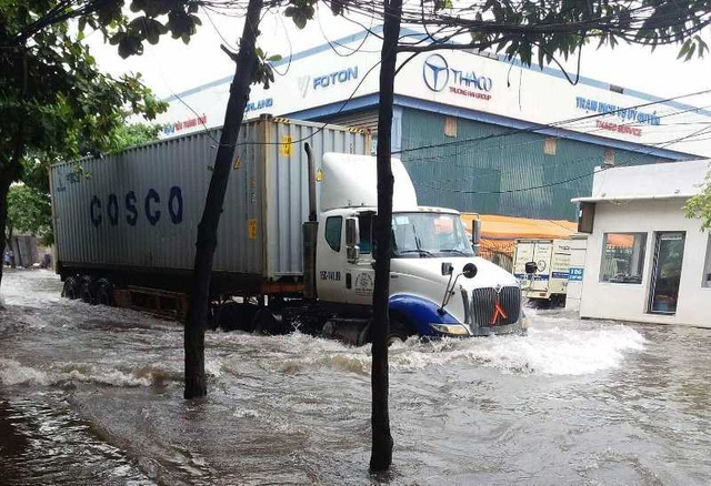 Sau bão, nhiều tuyến đường Thái Bình chìm trong nước - 1