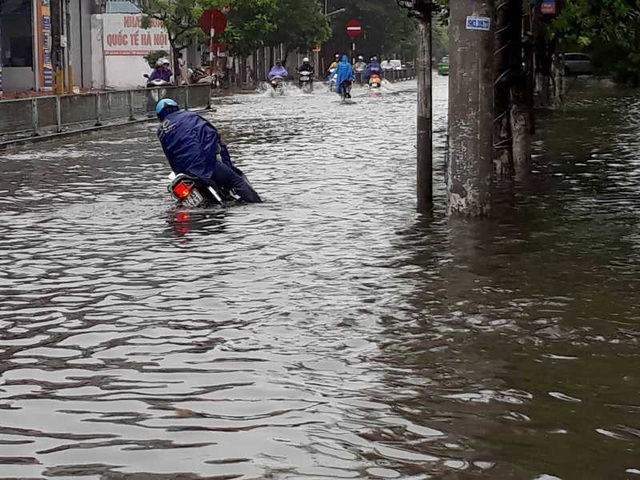 Sau bão, nhiều tuyến đường Thái Bình chìm trong nước - 2