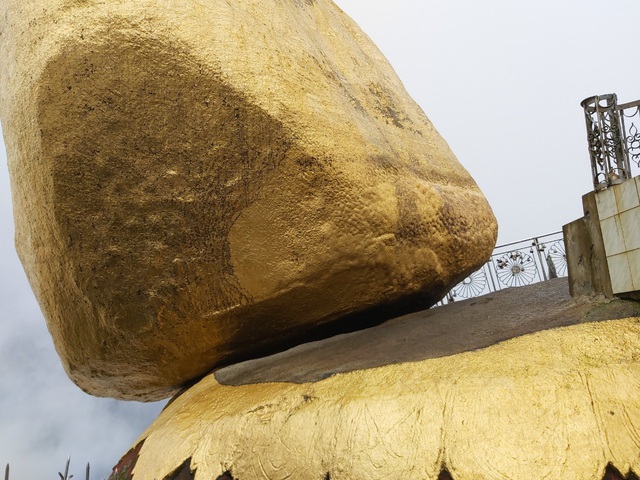 Bí ẩn ngôi chùa thiêng trên tảng đá dát vàng phá vỡ mọi nguyên tắc trọng lực ở Myanmar - 4