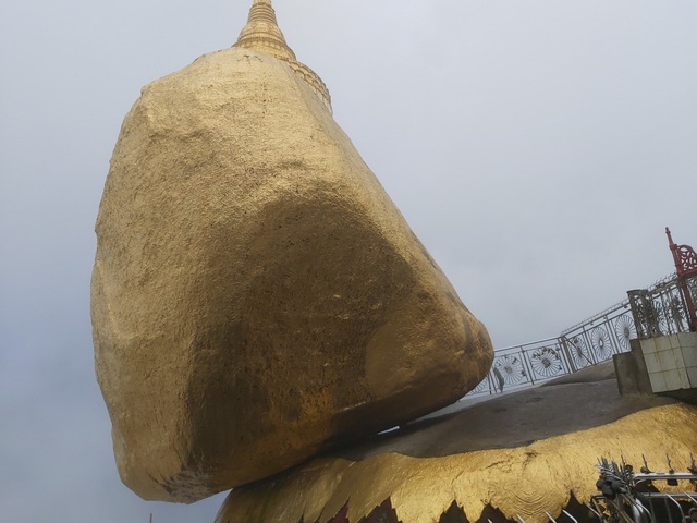 Bí ẩn ngôi chùa thiêng trên tảng đá dát vàng phá vỡ mọi nguyên tắc trọng lực ở Myanmar - 3