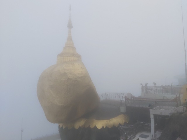 Bí ẩn ngôi chùa thiêng trên tảng đá dát vàng phá vỡ mọi nguyên tắc trọng lực ở Myanmar - 1