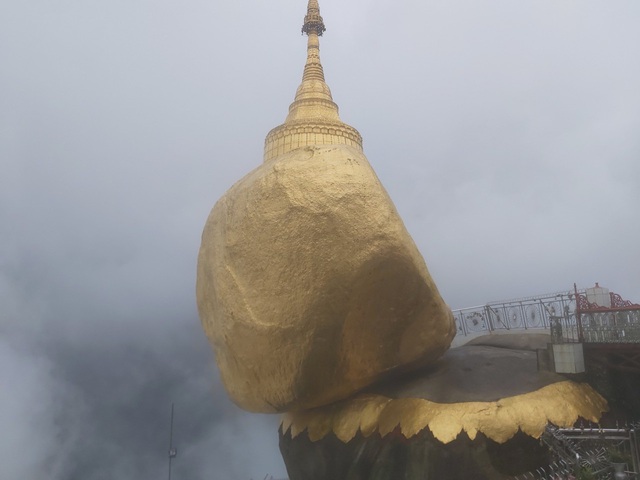 Bí ẩn ngôi chùa thiêng trên tảng đá dát vàng phá vỡ mọi nguyên tắc trọng lực ở Myanmar - 2