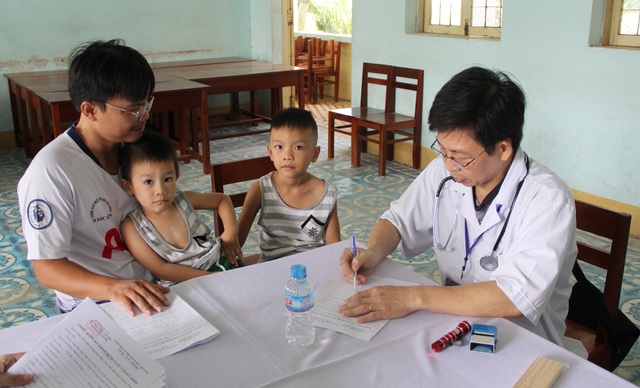 80 y, bác sĩ khám bệnh miễn phí để tri ân mái trường, quê hương Phú Yên - 3