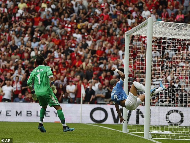 Pha cứu thua kh&ocirc;ng tưởng tr&ecirc;n vạch v&ocirc;i của Kyle Walker - 1