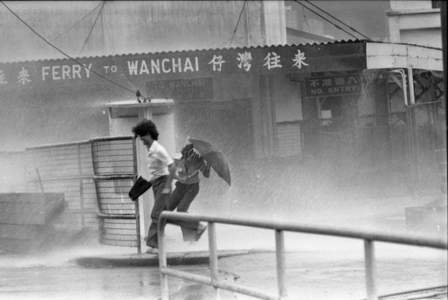 16 bức ảnh về trận bão lịch sử 40 năm trước ở Hồng Kong - 1