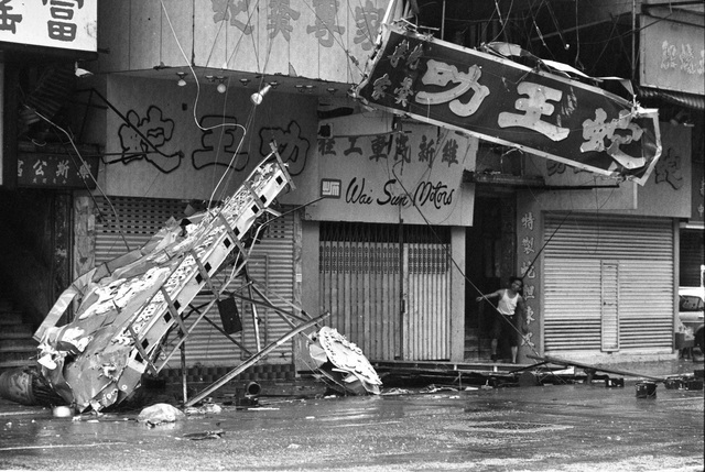 16 bức ảnh về trận bão lịch sử 40 năm trước ở Hồng Kong - 2