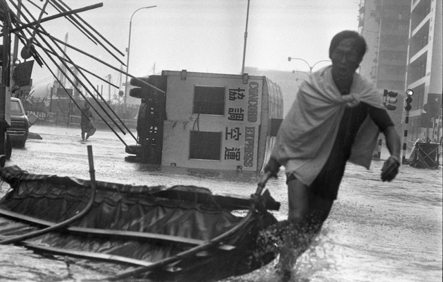 16 bức ảnh về trận bão lịch sử 40 năm trước ở Hồng Kong - 4