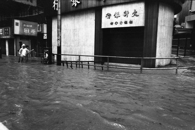 16 bức ảnh về trận bão lịch sử 40 năm trước ở Hồng Kong - 6