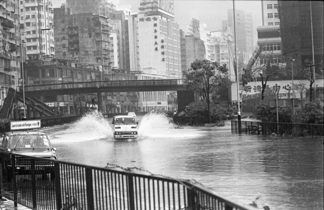 16 bức ảnh về trận bão lịch sử 40 năm trước ở Hồng Kong - 7