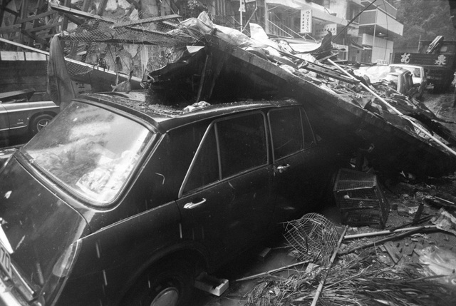 16 bức ảnh về trận bão lịch sử 40 năm trước ở Hồng Kong - 9