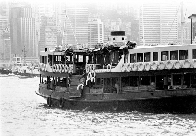 16 bức ảnh về trận bão lịch sử 40 năm trước ở Hồng Kong - 11