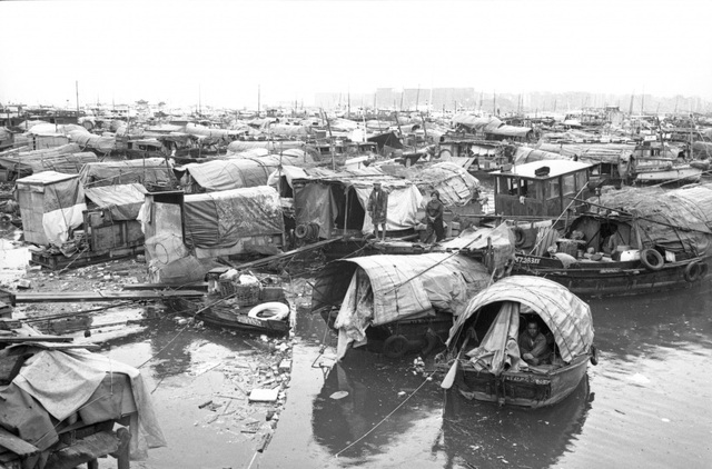 16 bức ảnh về trận bão lịch sử 40 năm trước ở Hồng Kong - 13