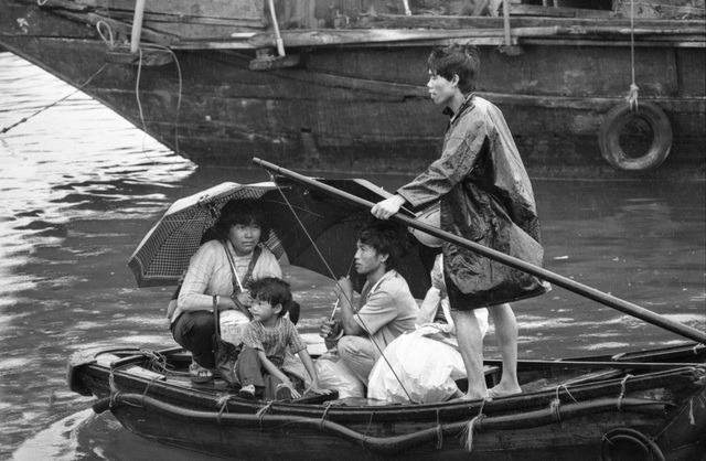 16 bức ảnh về trận bão lịch sử 40 năm trước ở Hồng Kong - 14