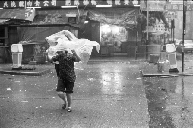 16 bức ảnh về trận bão lịch sử 40 năm trước ở Hồng Kong - 15