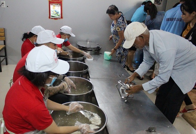 Những bữa cơm không đồng ấm lòng bệnh nhân nghèo - 3 Những bữa cơm không đồng ấm lòng bệnh nhân nghèo - 3
