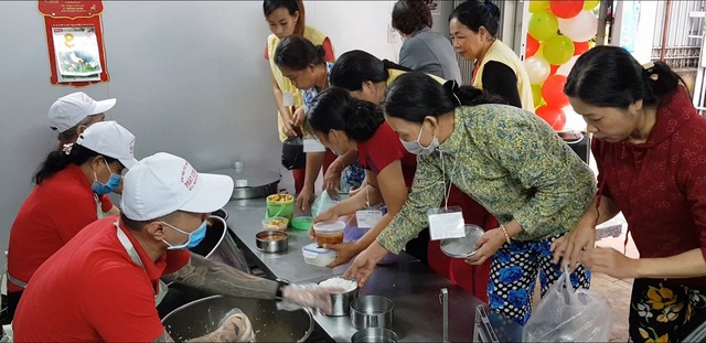 Những bữa cơm không đồng ấm lòng bệnh nhân nghèo - 1 Những bữa cơm không đồng ấm lòng bệnh nhân nghèo - 1