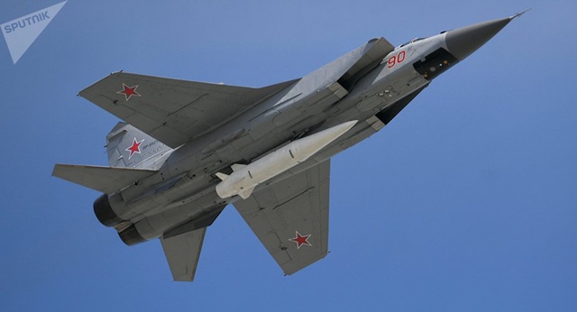 Nga khoe tiêm kích MiG-31K mang tên lửa siêu thanh “bất khả chiến bại” - 1 Nga khoe tiêm kích MiG-31K mang tên lửa siêu thanh “bất khả chiến bại” - 1