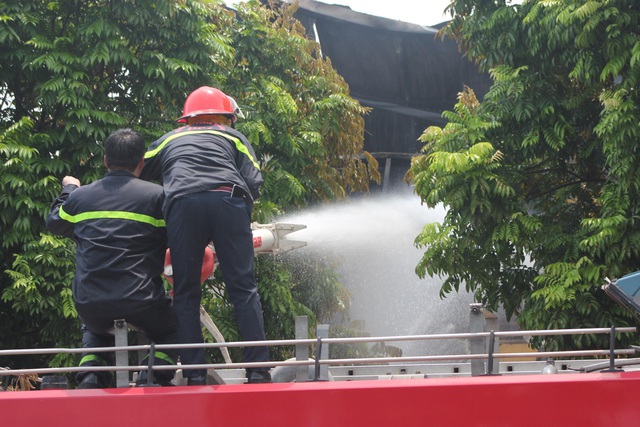 Hiện trường kho xưởng bị cháy gần trung tâm thương mại Aeon Mall Long Biên - 7