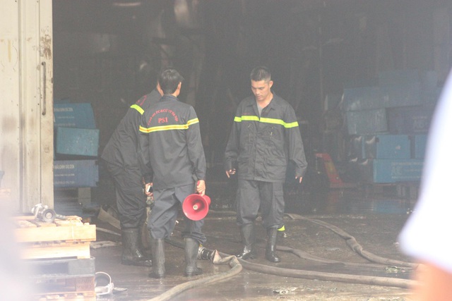 Hiện trường kho xưởng bị cháy gần trung tâm thương mại Aeon Mall Long Biên - 6