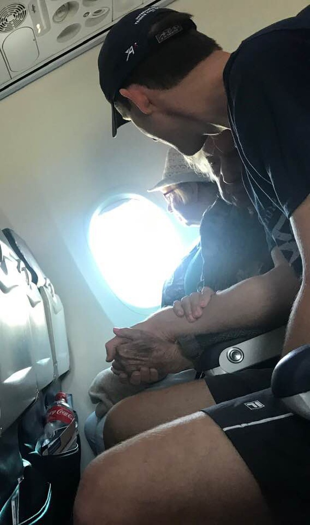 Chàng trai nắm tay và động viên bà cụ 96 tuổi suốt hành trình một chuyến bay - 1
