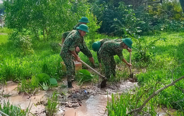 Bộ đội ra quân dọn cống rãnh, khơi thông dòng chảy ở Phú Quốc - 11