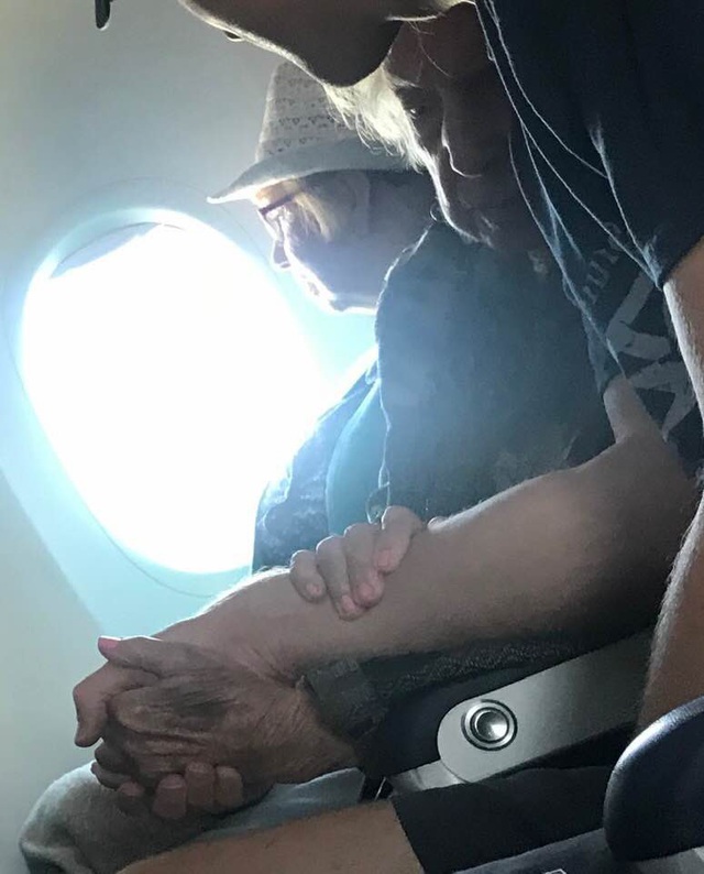 Chàng trai nắm tay và động viên bà cụ 96 tuổi suốt hành trình một chuyến bay - 3