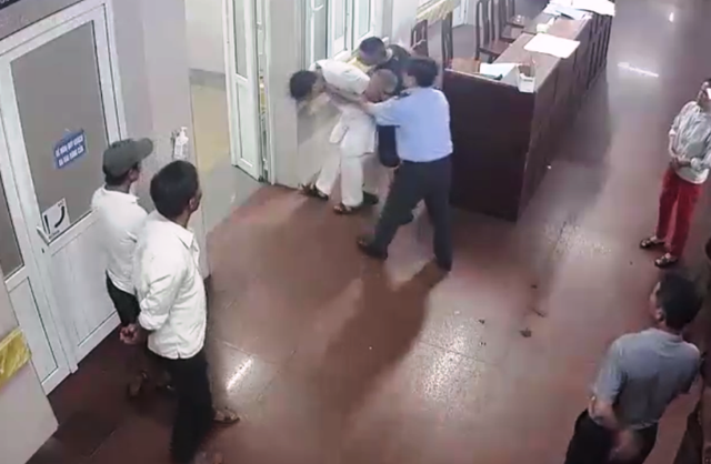 Khởi tố trùm giang hồ Bắc “lợn” hành hung bác sĩ, đấm công an - 2 Khởi tố trùm giang hồ Bắc “lợn” hành hung bác sĩ, đấm công an - 2