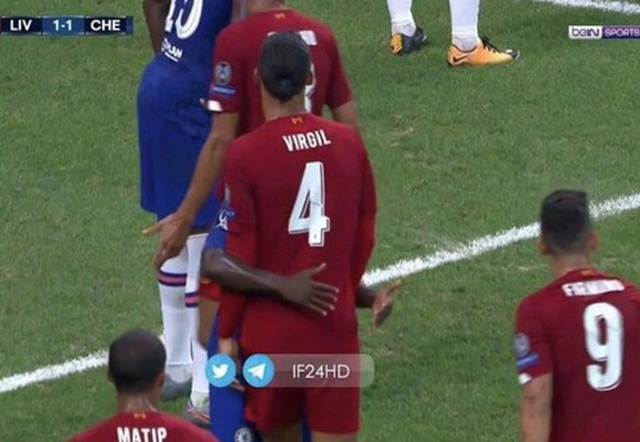 H&agrave;i hước với cảnh Kante ngăn cản &ldquo;người khổng lồ&rdquo; Van Dijk - 1