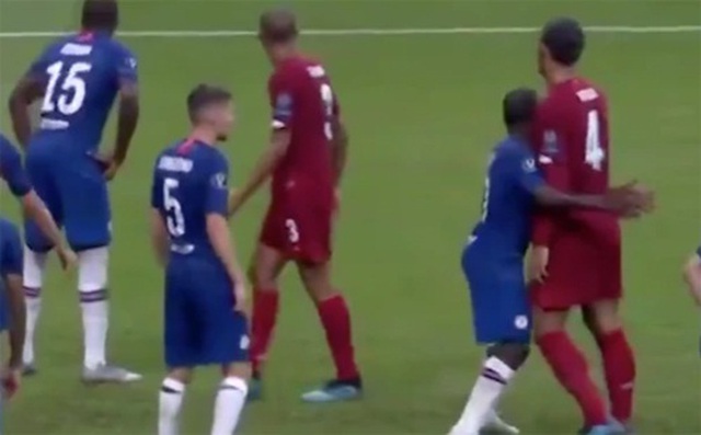 H&agrave;i hước với cảnh Kante ngăn cản &ldquo;người khổng lồ&rdquo; Van Dijk - 2