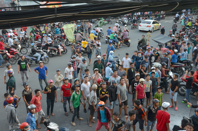 Cả trăm người tranh nhau giật tiền cúng cô hồn - 1