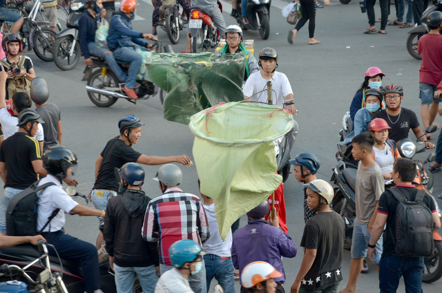 Cả trăm người tranh nhau giật tiền cúng cô hồn - 9