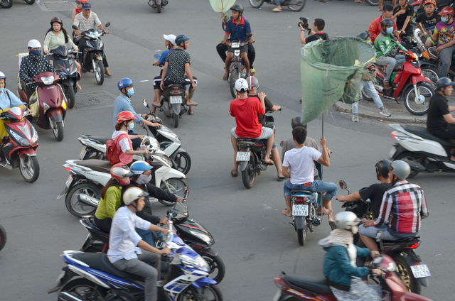 Cả trăm người tranh nhau giật tiền cúng cô hồn - 10