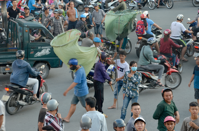 Cả trăm người tranh nhau giật tiền cúng cô hồn - 2