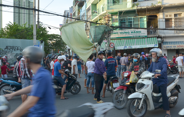 Cả trăm người tranh nhau giật tiền cúng cô hồn - 4
