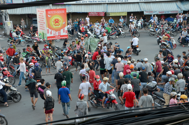 Cả trăm người tranh nhau giật tiền cúng cô hồn - 6