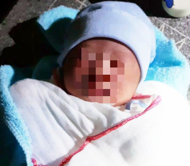  Vụ ch&aacute;u b&eacute; bị bỏ rơi dưới ch&acirc;n cầu: Trưởng ban ấp Giồng nhận b&eacute; l&agrave;m con nu&ocirc;i - 1