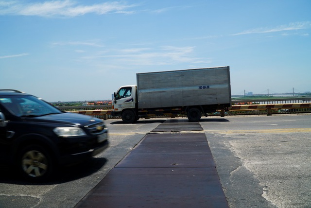 Hà Nội: Hiện trạng mặt đường cầu Thăng Long xuống cấp thảm hại - 3