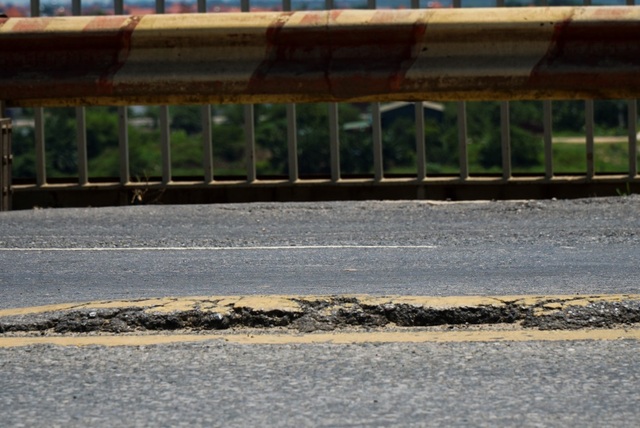 Hà Nội: Hiện trạng mặt đường cầu Thăng Long xuống cấp thảm hại - 5