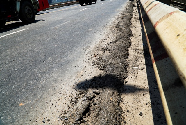 Hà Nội: Hiện trạng mặt đường cầu Thăng Long xuống cấp thảm hại - 6