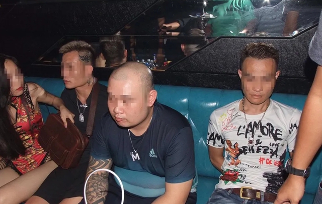 Hà Nội: Đột kích quán Hey Club, phát hiện có súng và bắt quả tang 54 người dương tính ma túy - 4