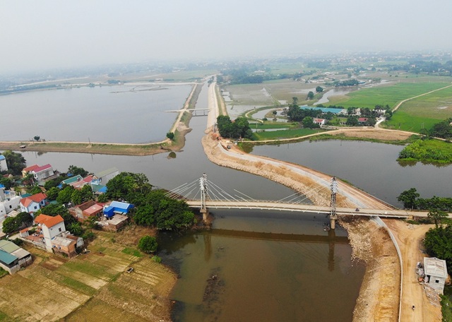 Toàn cảnh tuyến đê bê tông khổng lồ ngăn lụt cho nội thành Hà Nội - 2