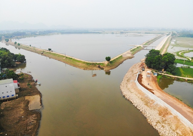 Toàn cảnh tuyến đê bê tông khổng lồ ngăn lụt cho nội thành Hà Nội - 3